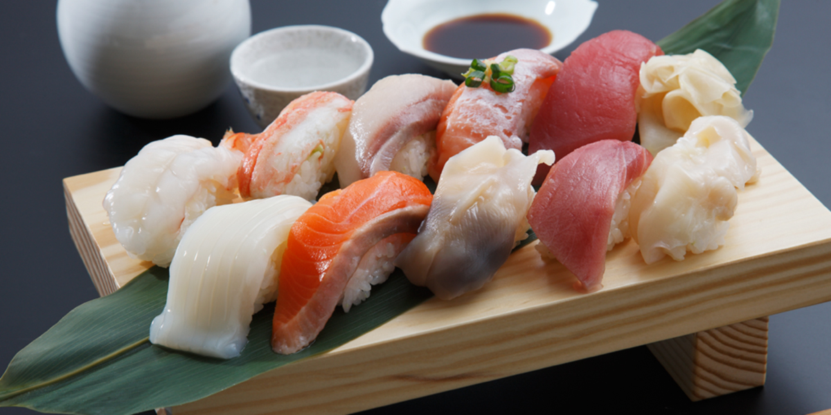Bila berkunjung ke Sapporo yang merupakan tempat berkumpulnya hasil laut nan segar, jangan lewatkan sushi yang menawarkan cita rasa musiman Hokkaido